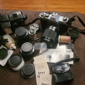 XR-7MVintage Black and Silver Camera Set